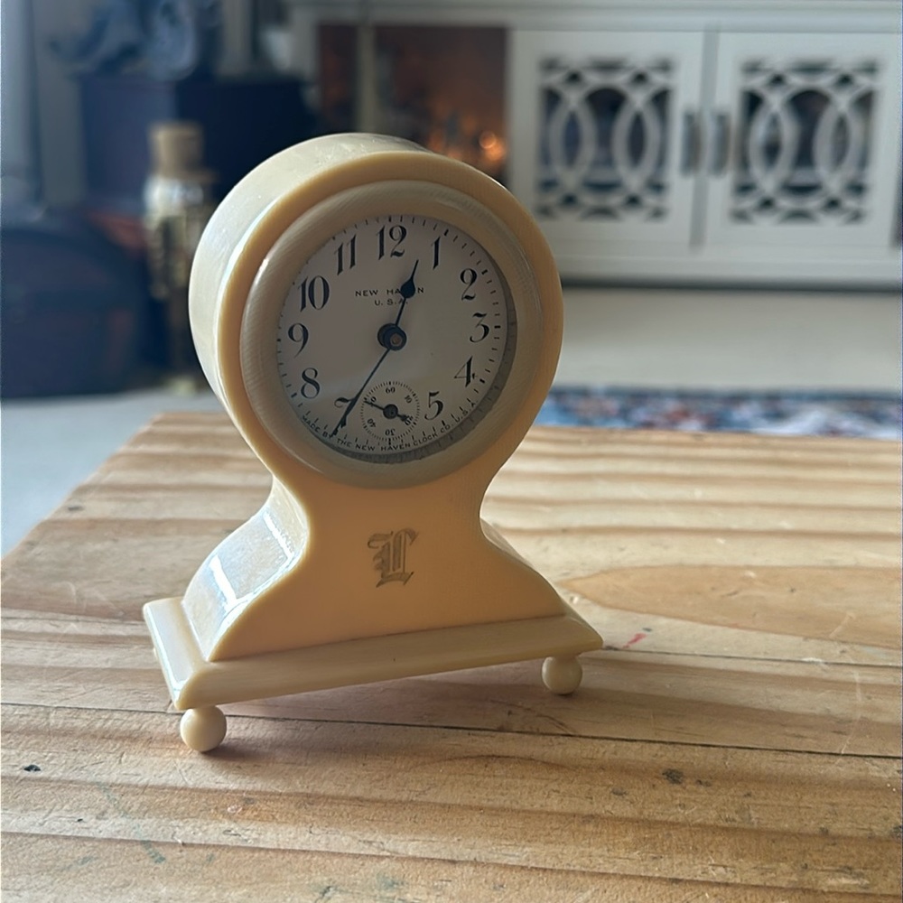 Vintage New Haven U.S.A. Cream Celluloid / Plastic Mechanical Dresser Top Clock.
